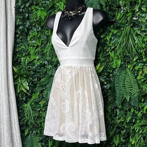 Candalite Dress Small Cream Lace Overlay Fit Flare‎ Mini V Neck Back Cutout 3215